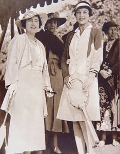 Fru Helen Wills Moody (til høyre) den amerikanske tennismesteren, møter hertuginnen av York på All-England Club i Wimbledon under Lawn Tennis Championship i 1935 (s/hv-bilde) av American Photographer