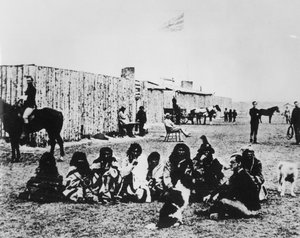 North West Mounted Police ved Fort Calgary i 1876 (s/hv-bilde) av American Photographer
