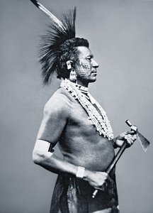 Osage Tribe Warrior med tomahawk-pipe, ca. 1875 (s/hvitt-bilde) av American Photographer