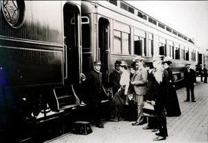 Passasjerer som går ombord i en førsteklasses Pullman-bil fra Chicago, Burlington & Quincy Railroad i 1910 (s/hv-bilde) av American Photographer