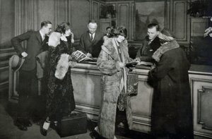 Passasjerer som kjøper billetter på billettkontoret til Great Northern Railway, Chicago av American Photographer