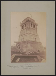 Pidestall av "Statue of Liberty enlightening the world", designet av Richard Morris Hunt, under bygging, 16. mai 1886 av American Photographer