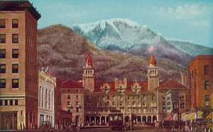 Pikes Peak Avenue, Colorado Springs, Colorado, Pikes Peak i det fjerne (fargebilde) av American Photographer