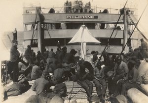 Pioneer Infantry Battalion på troppeskipet U.S.S. Filippinsk fra Brest havn, Frankrike, 18. juli 1919 av American Photographer