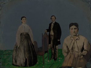 Portrett av to kvinner og en mann, 1860-tallet (foto) av American Photographer