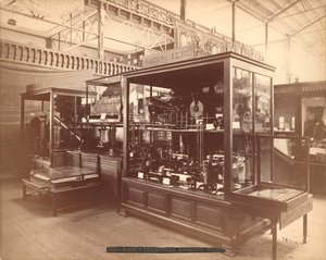 Rudolph Koenigs utstilling, Philosophical Apparatus, Hovedutstilling, Centennial International Exhibition, Philadelphia, 1876 (sølvalbumintrykk) av American Photographer