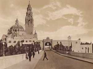 San Diego: Vestporten til Panama-California-utstillingen som viser tårnet og kuppelen i California-bygningen (s/h-bilde) av American Photographer