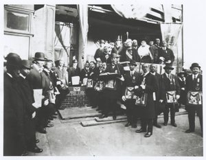 Schomburg blant frimurere og Odd Fellows ved hjørnesteinsleggingen av Det joniske tempel av American Photographer