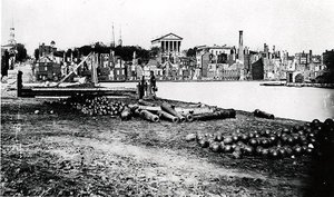 Sørsiden av Canal Basin, Richmond, Virginia, april 1865 (s/hvitt-bilde) av American Photographer