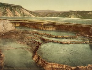 Summit Basin, Mammoth Hot Spring, Yellowstone nasjonalpark, ca. 1898 (fotokrom) av American Photographer