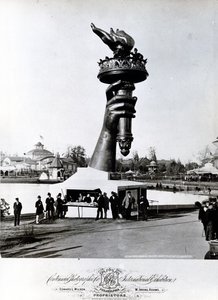 Frihetsgudinnens hånd og fakkel, 1876 av American Photographer