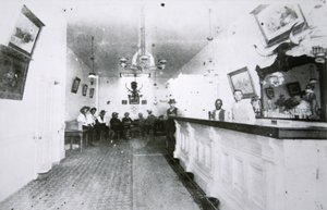 The Long Branch Saloon, Dodge City, Kansas, ca. 1880 (s/hvitt-bilde) av American Photographer