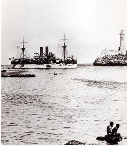USS Maine kommer inn i havnen i Havana, Cuba, 1898 (se 206526, 206527) av American Photographer