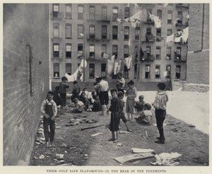 Deres eneste trygge lekeplass, på baksiden av Tenements (s/hv-bilde) av American Photographer