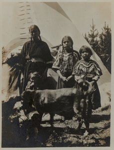 Kvinne, to jenter og et barn med hund, ca. 1900. Fotografi av gelatinsølv av American Photographer