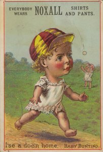 Baby som løper iført baseballhatt av American School