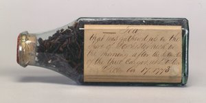 Boston Tea Party teblader i en glassflaske, samlet inn av T.M. Harris, Dorchester Neck, desember 1773 av American School