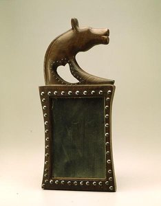 Mirror, Omaha, indianer, ca. 1885 (valnøtt og speil med messingspiker) av American School