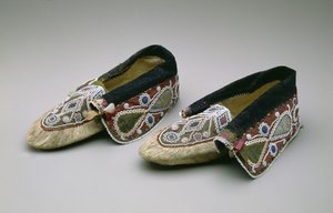 Mokkasiner, Chippewa, ca. 1835 (bukkeskinn, glassperler, bomull, silkestoff og bånd) av American School