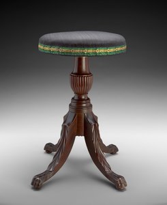 Musikkkrakk, ca. 1810-15 (mahogni; linnett, hestehår og stål) av American School