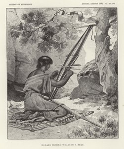 Navajo-kvinne som vever et belte av American School