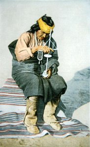 Pueblo-mann som borer turkis, ca. 1905 (litho-farge) av American School