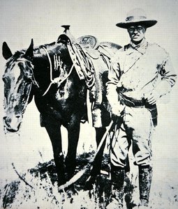 Theodore Roosevelt med hesten sin, ca. 1885 (lito) av American School