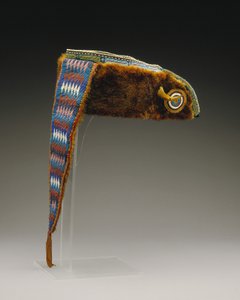 Turban, Mesquakie, ca. 1880 (otterskinn, bomullsstoff, silkebånd, glassperler og bjørneklo) av American School