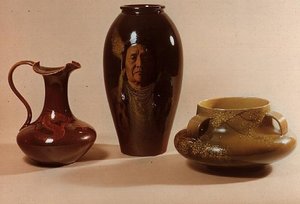 Vase med portrett av høvding Joseph av Nez Perce-stammen, signert av W.P.Macdonald; ær med dragemotiv markert med initialer av Albert R.Valentien; bolle med japansk blomstermotiv (keramikk) av American School