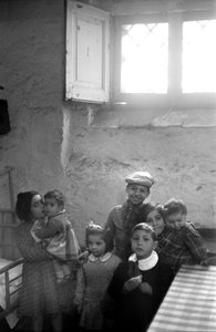 CROTONE - BARN I ET KJELLERHUS,  av Ando Gilardi