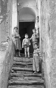 CROTONE - PÅ TRAPPEN av Ando Gilardi