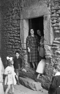 CROTONE - STEINHUS av Ando Gilardi