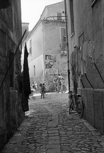 CROTONE-SMÅ av Ando Gilardi