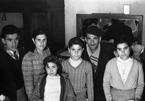 FAMILIEGRUPPE I EN KJELLER av Ando Gilardi