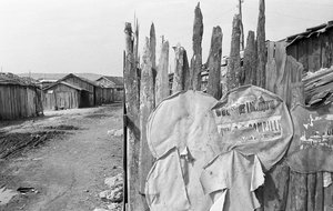 INNGANG TIL BARACCHE-LANDSBYEN I CROTONE av Ando Gilardi