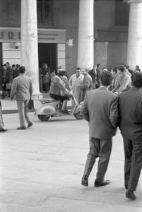 MASKERET PÅ EN VESPA,  av Ando Gilardi