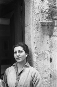 SMILENDE KVINNE av Ando Gilardi