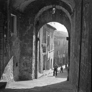 Utsikt over en gate i Abbadia San Salvatore, Siena, Toscana, Italia