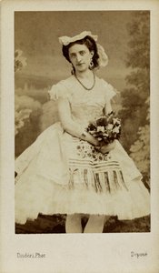 Portrett av ballettdanseren Marfa Muravyeva 1838-1879, 1863. av Andre Adolphe Eugene Disderi