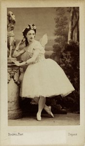 Portrett av ballettdanseren Marfa Muravyeva 1838-1879 i balletten Diavolina..., 1863. av Andre Adolphe Eugene Disderi