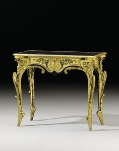 Louis XIV bureau plat, ca. 1700 (ormolu, skilpaddeskall, ibenholt, messing og blåfarget horn)
