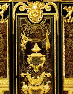 Louis XIV petit armoise, ca. 1700-10 (ormolu, messing, skilpaddeskall, ibenholt og marquetry)
