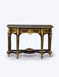 Ett av et par ormolu-monterte brune skilpaddeskall bryggebord, ca. 1710 (ormolu, messinginnlegg, skilpaddeskall og lær) (se også 360580)