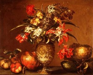 Tulipaner, en nellik og andre blomster i en forgylt sølvvase med frukt på en avsats av Andrea (after) Belvedere