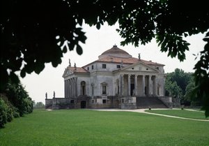 Utsikt over Villa Almerico-Capra, bygget av den italienske arkitekten Andrea Palladio (1508-1580) i 1567-1570 og fullført av Vincenzo Scamozzi (1552-1616) i 1591, Vicenza, Italia eller Rundkjøringen av Andrea Pa av Andrea and Scamozzi Vincenzo Palladio