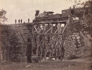 Bridge on Orange and Alexandria Rail Road, som reparert av hærens ingeniører under oberst Herman Haupt, 1865 (albumin sølvtrykk fra glassnegativ)