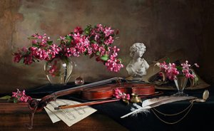 Fiolin-stilleben med blomster av Andrey Morozov