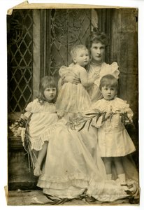 Hertuginne Evelyn og tre barn, ca. 1899 (s/hvitt-bilde)