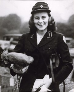Kick Kennedy iført en amerikansk Røde Kors-uniform i London, ca. 1943 (s/hv-bilde)