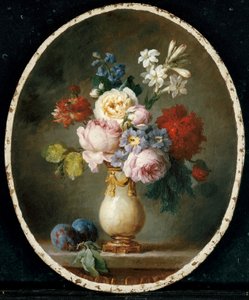 En vase med blomster og to plommer på en marmorbordplate, 1781